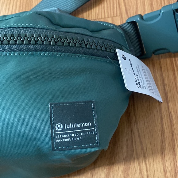 ❤️ Lululemon All Day Essentials Belt Bag 2.5L NWT - Picture 2 of 4
